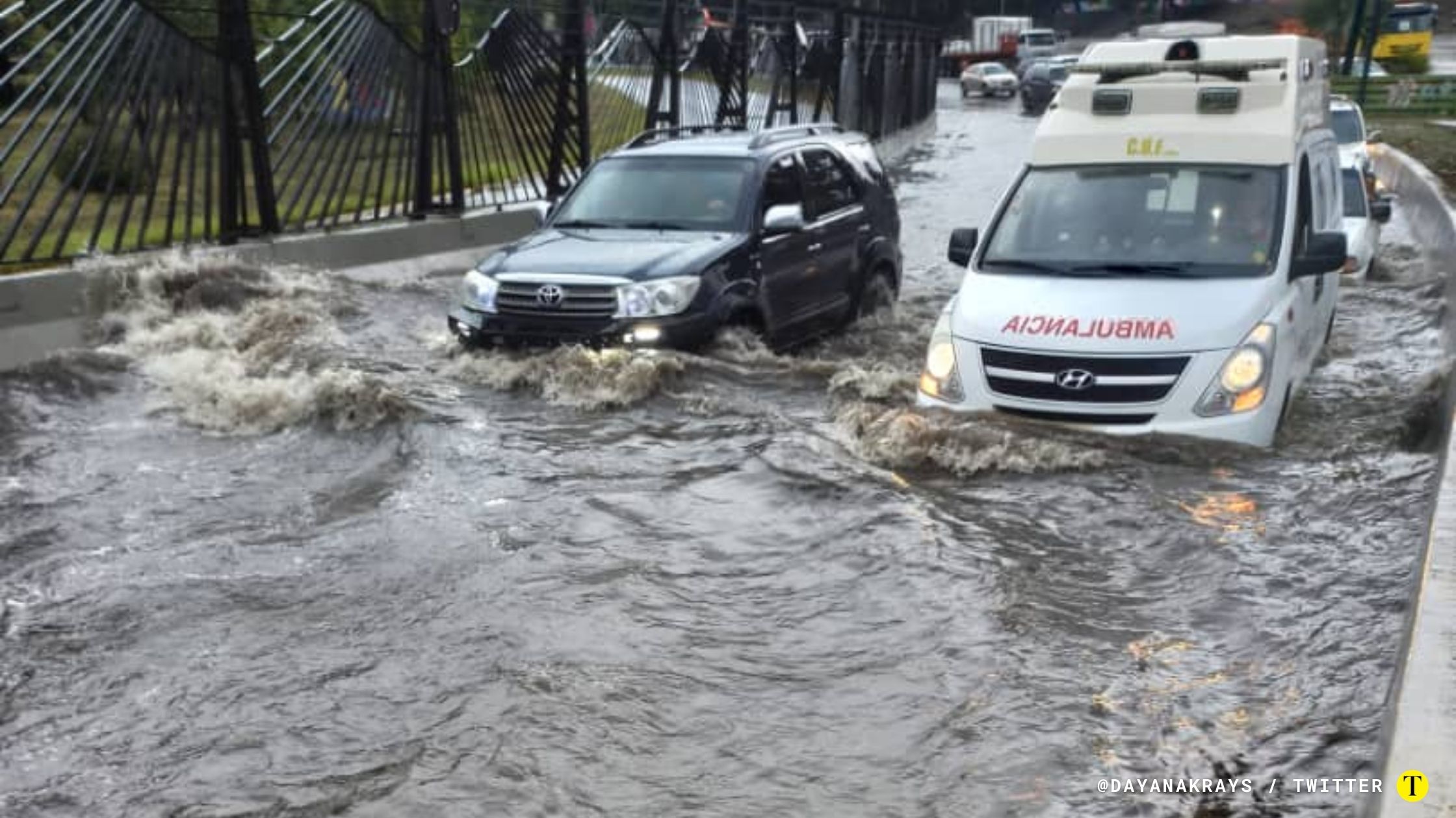 Varias personas han reportado inundaciones en varias zonas de Caracas y Miranda tras las fuertes lluvias registradas este jueves. Además las precipitaciones dejaron sin electricidad a varios pueblos que reportaron apagones de más de diez horas.